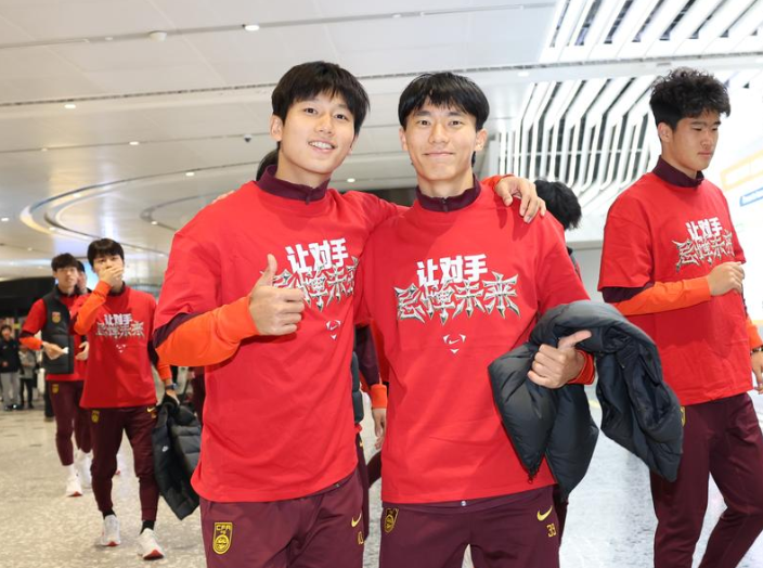开云体育官网-U23国足回国身穿特制T恤，泰山队两将归队时间确定，克雷桑回来了